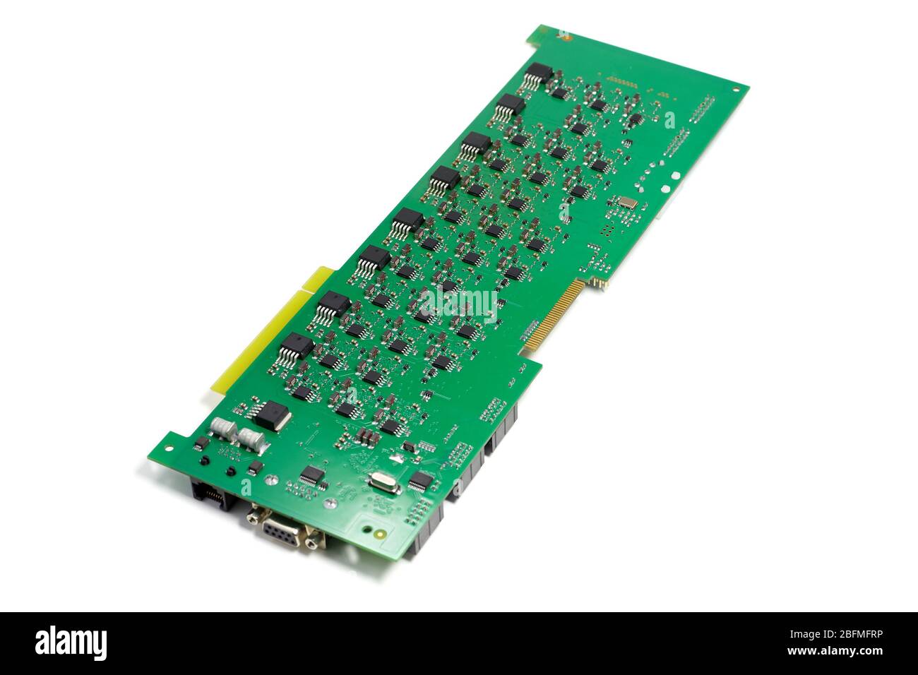 Scheda elettronica a circuito stampato con chip e altri componenti, colore verde, lato posteriore, vista angolata, isolata su sfondo bianco Foto Stock