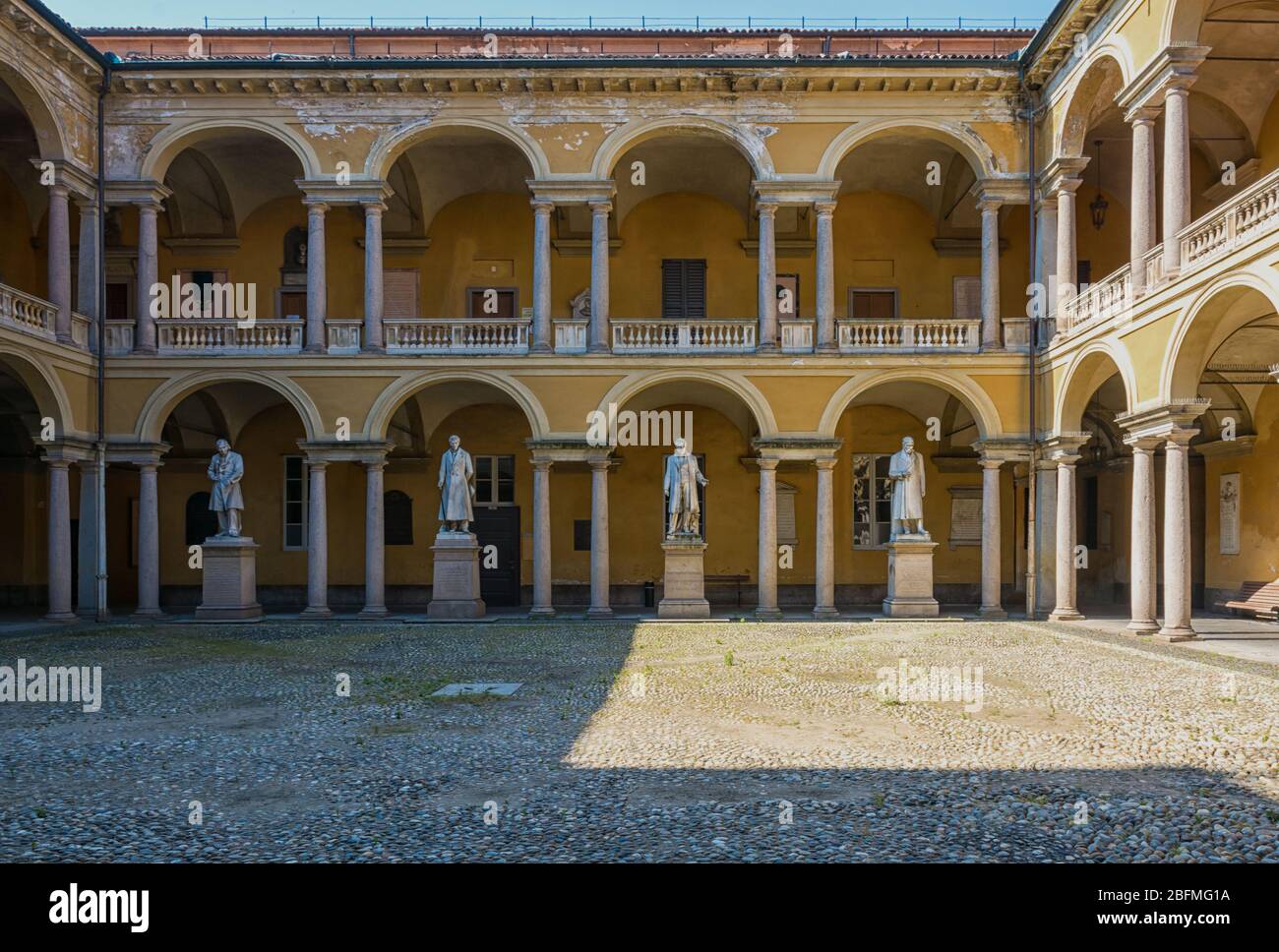 Cortile dell'Università di Pavia con monumenti di illustri scienziati. Pavia, Italia settentrionale: giugno 28,2015 Foto Stock