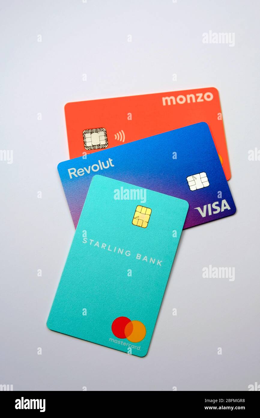 Stone / Regno Unito - Aprile 15 2020: Carte bancarie Revolut, Starling, Monzo piazzate l'una sull'altra. Include il nuovo Revolut riprogettato che non h Foto Stock