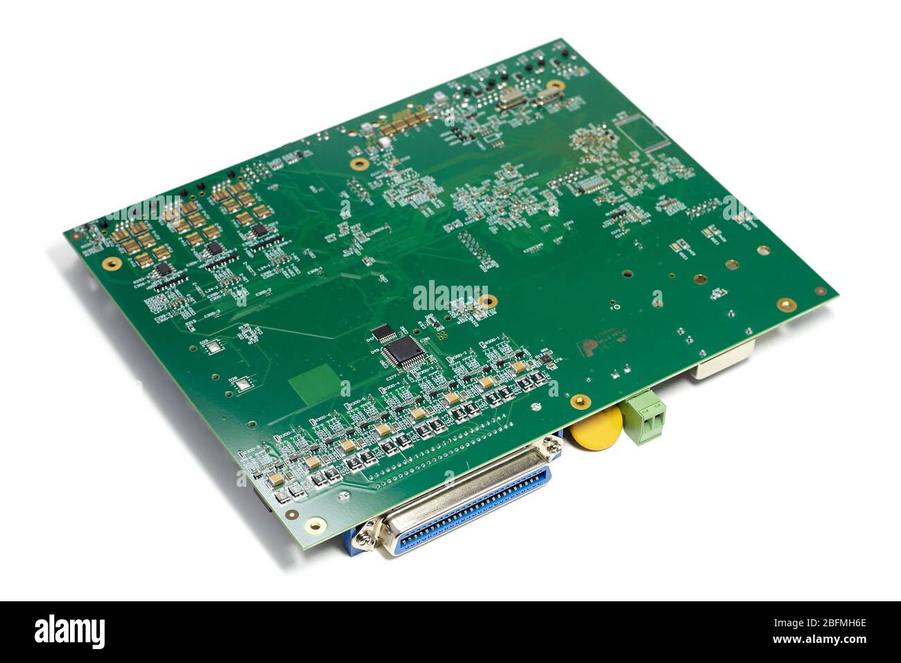 Scheda elettronica a circuito stampato con microchip e molti componenti elettrici Foto Stock