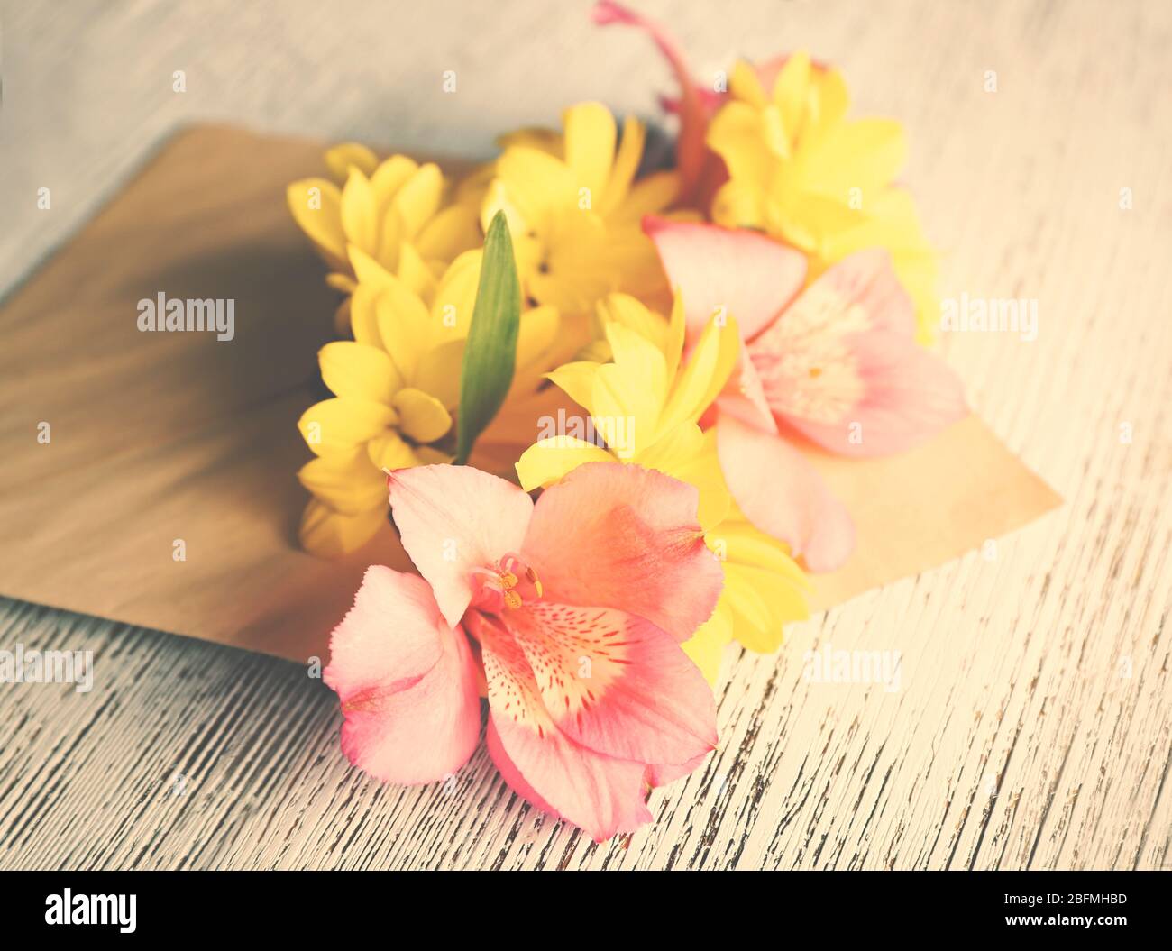Alstroemeria rosa in busta su sfondo di legno Foto Stock