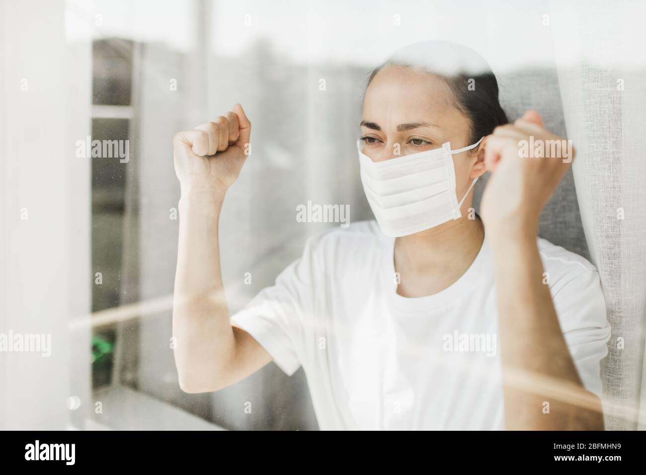 Paziente arrabbiato in ospedale quarantena coronavirus auto isolamento vogliono andare fuori. Controllo pandemico di Covid-19. Foto Stock
