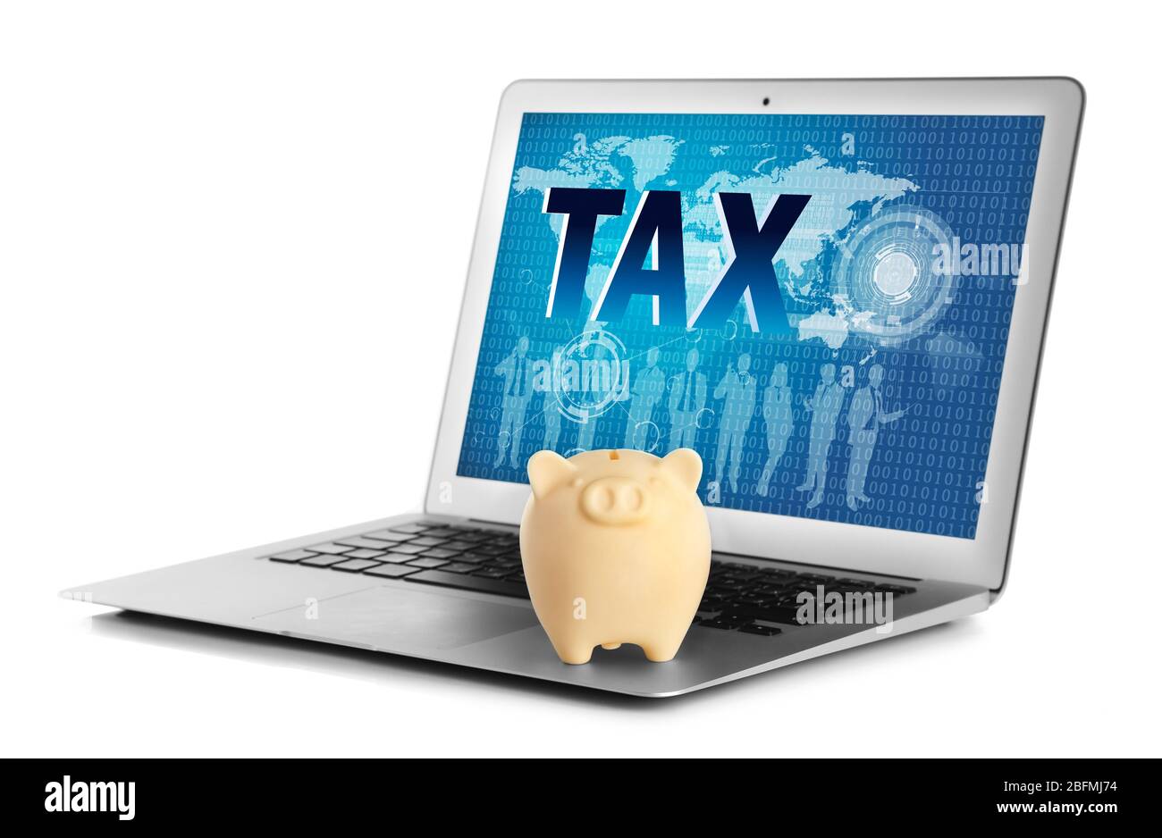 Concetto di pagamento fiscale online. Piggy bank su notebook isolato su bianco Foto Stock