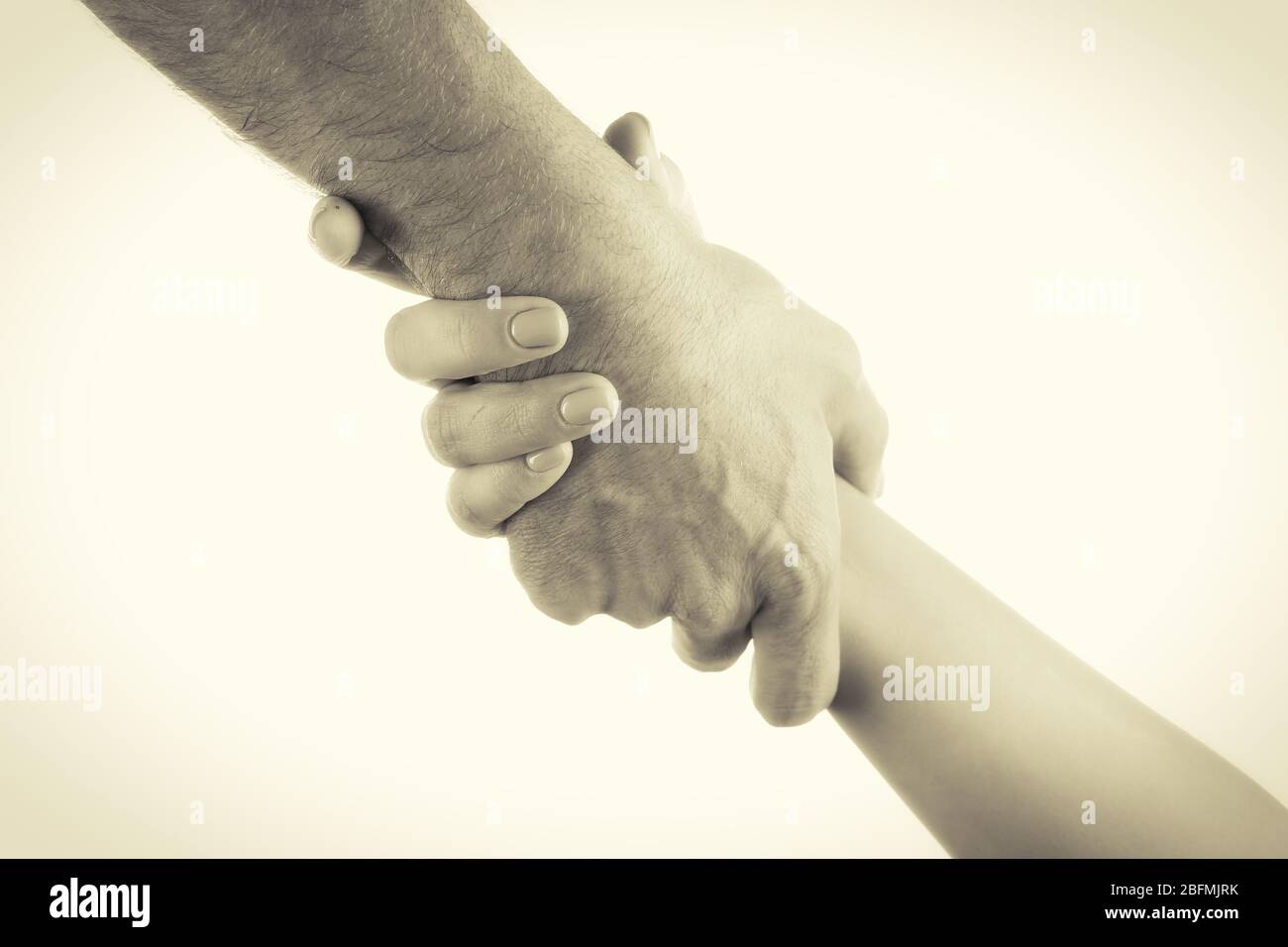 Due mani che si avvicinano l'una all'altra. Concetto di aiuto. Tonalità vintage Foto Stock