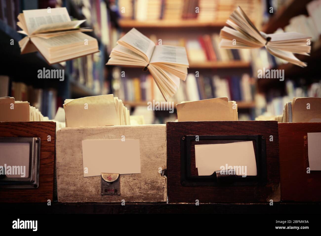 Volare libri aperti in biblioteca Foto Stock