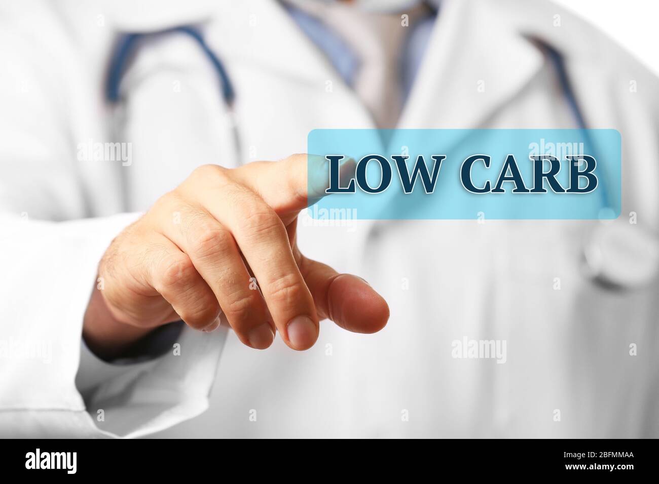 Medico che punta sul primo piano del pulsante Low-Carb Foto Stock
