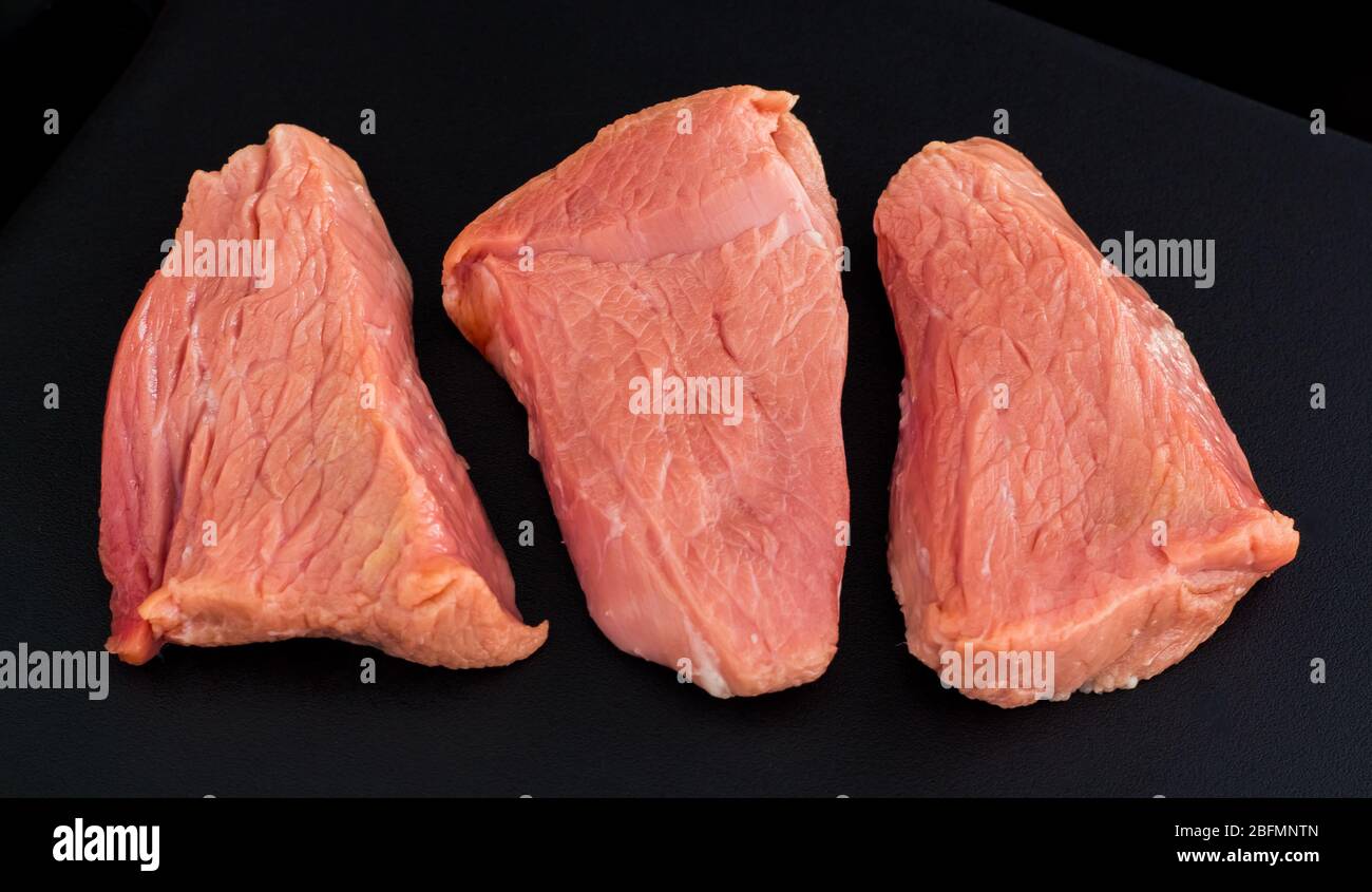Pezzi di carne cruda. Ingredienti per cucinare. Agnello, maiale, manzo, agnello. Agricoltura, produzione ecocompatibile Foto Stock