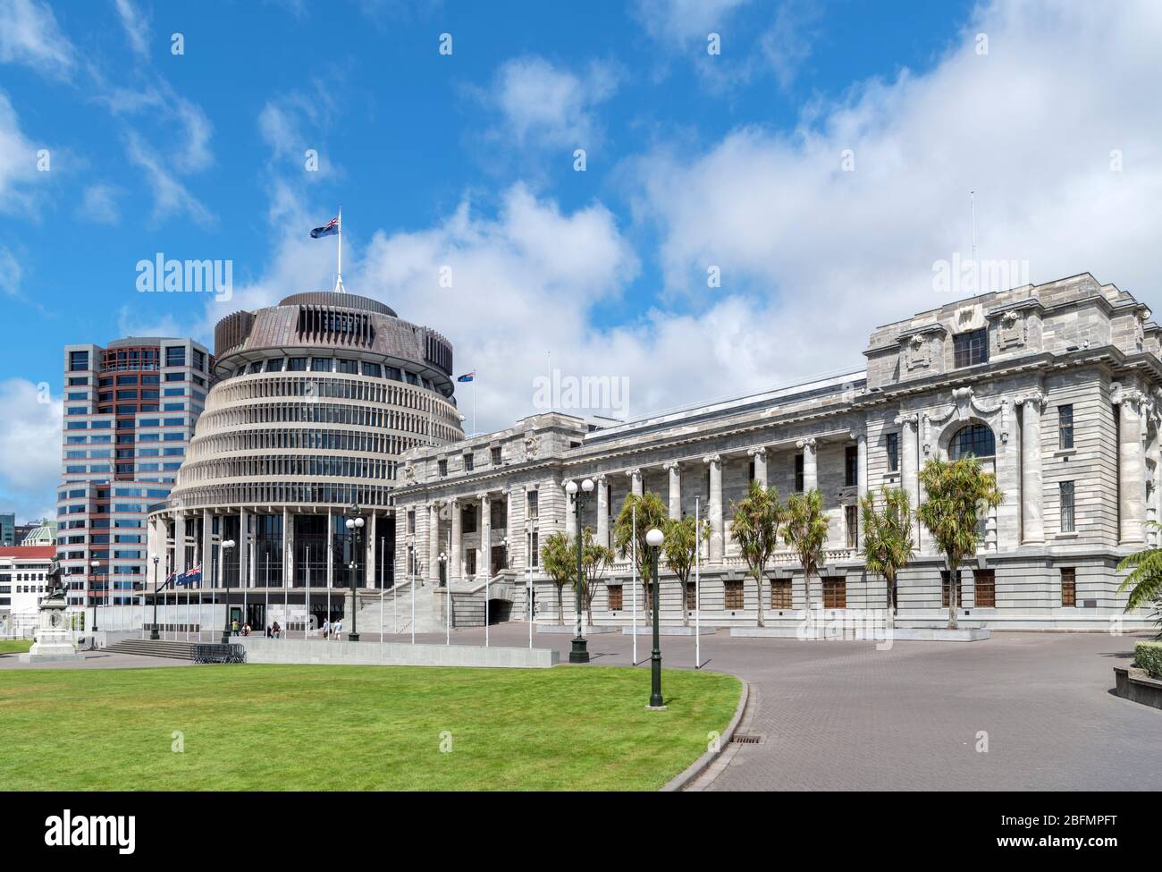 Edifici del Parlamento neozelandese che comprendono la Camera del Parlamento, la Beehive e la Casa Bowen, Wellington, Nuova Zelanda Foto Stock