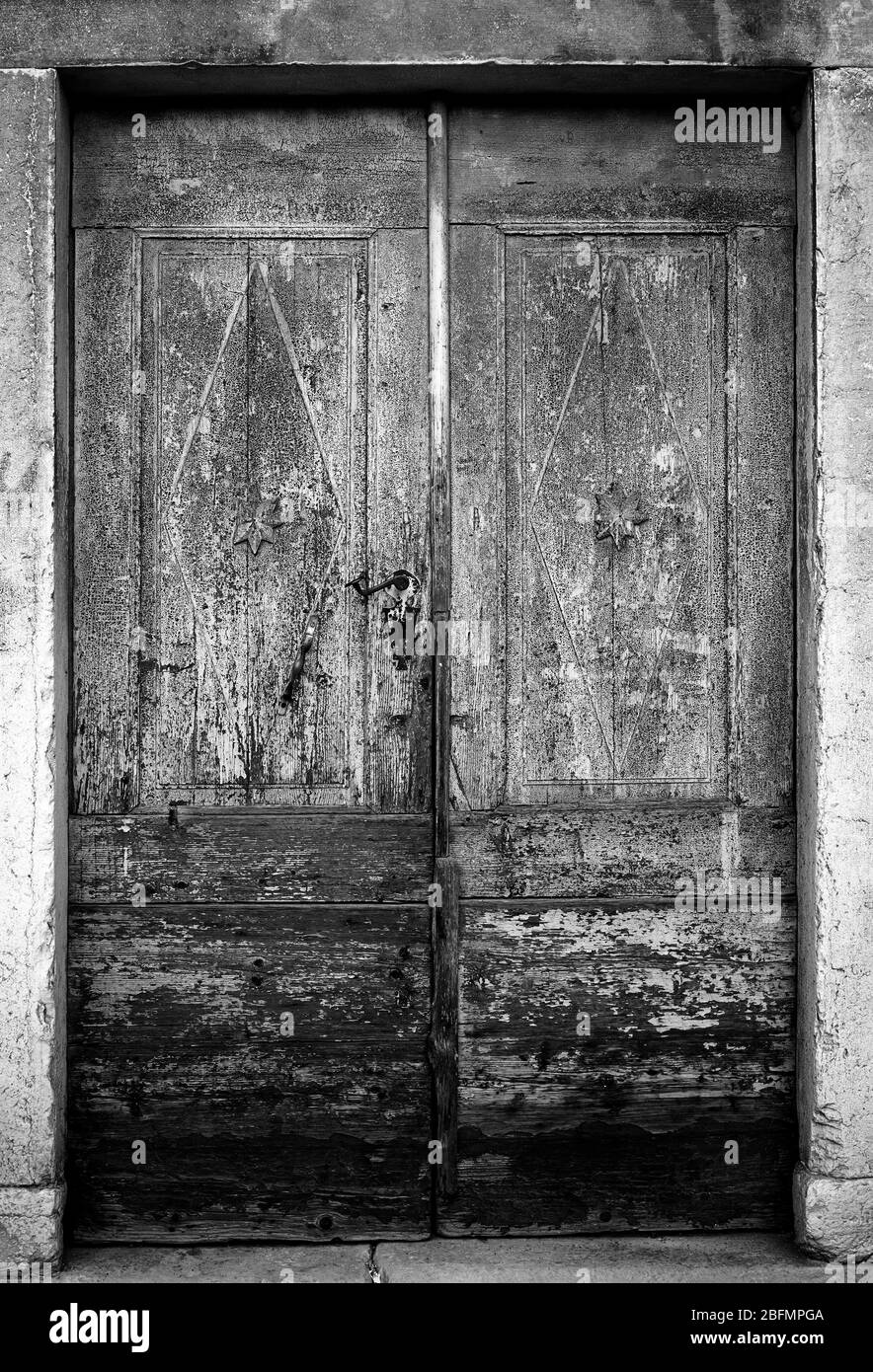 Vecchia porta in legno con alcuni dettagli e molti segni di invecchiamento. Foto Stock