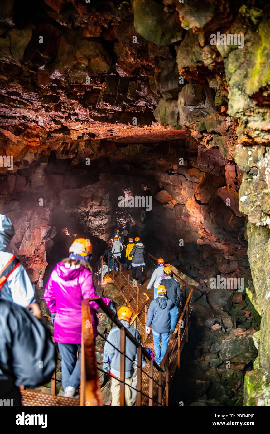 Antico tunnel della lava islandese come attrazione turistica Foto Stock