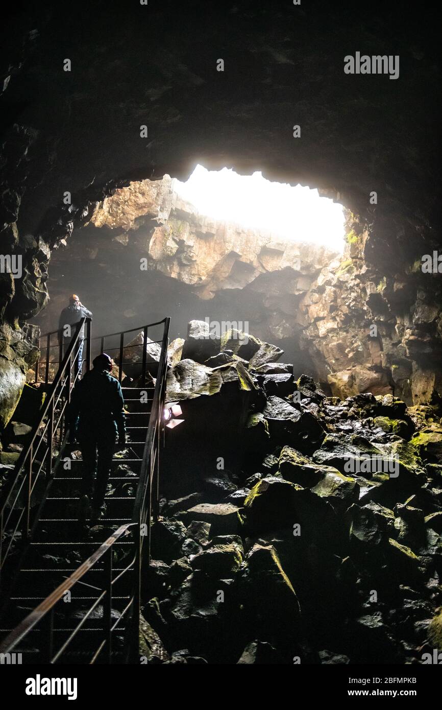 Vecchia grotta di Lava in Islanda aperta ai turisti Foto Stock
