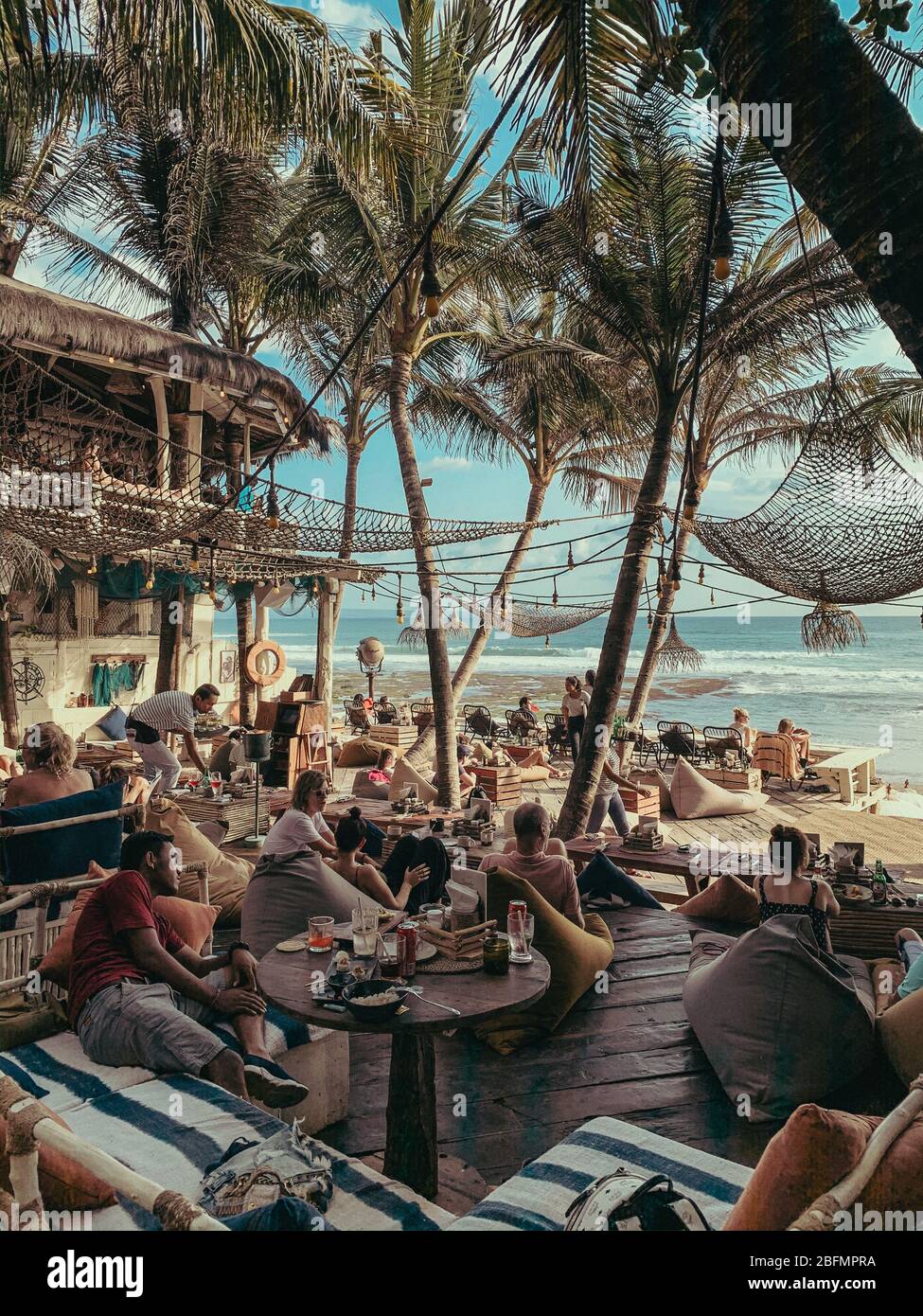 La Brisa, Bali - 15, 2019 ottobre. Tradizionale hippie bar sulla riva dell'isola tropicale all'aperto con mobili d'epoca. Foto Stock