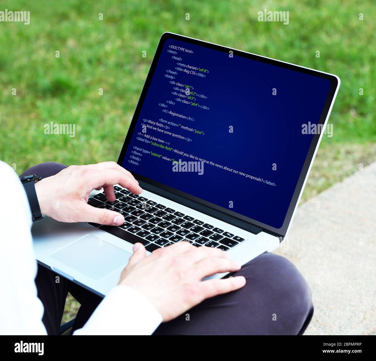 Uomo con notebook, la scrittura di codice di programmazione sul computer portatile Foto Stock