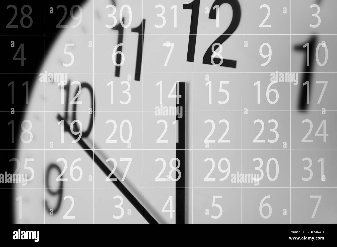 Il tempo sta funzionando concetto. Quadrante dell'orologio e sfondo del calendario. Foto Stock