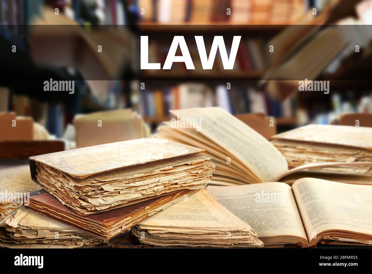 Mucchio di libri aperti in biblioteca Foto Stock