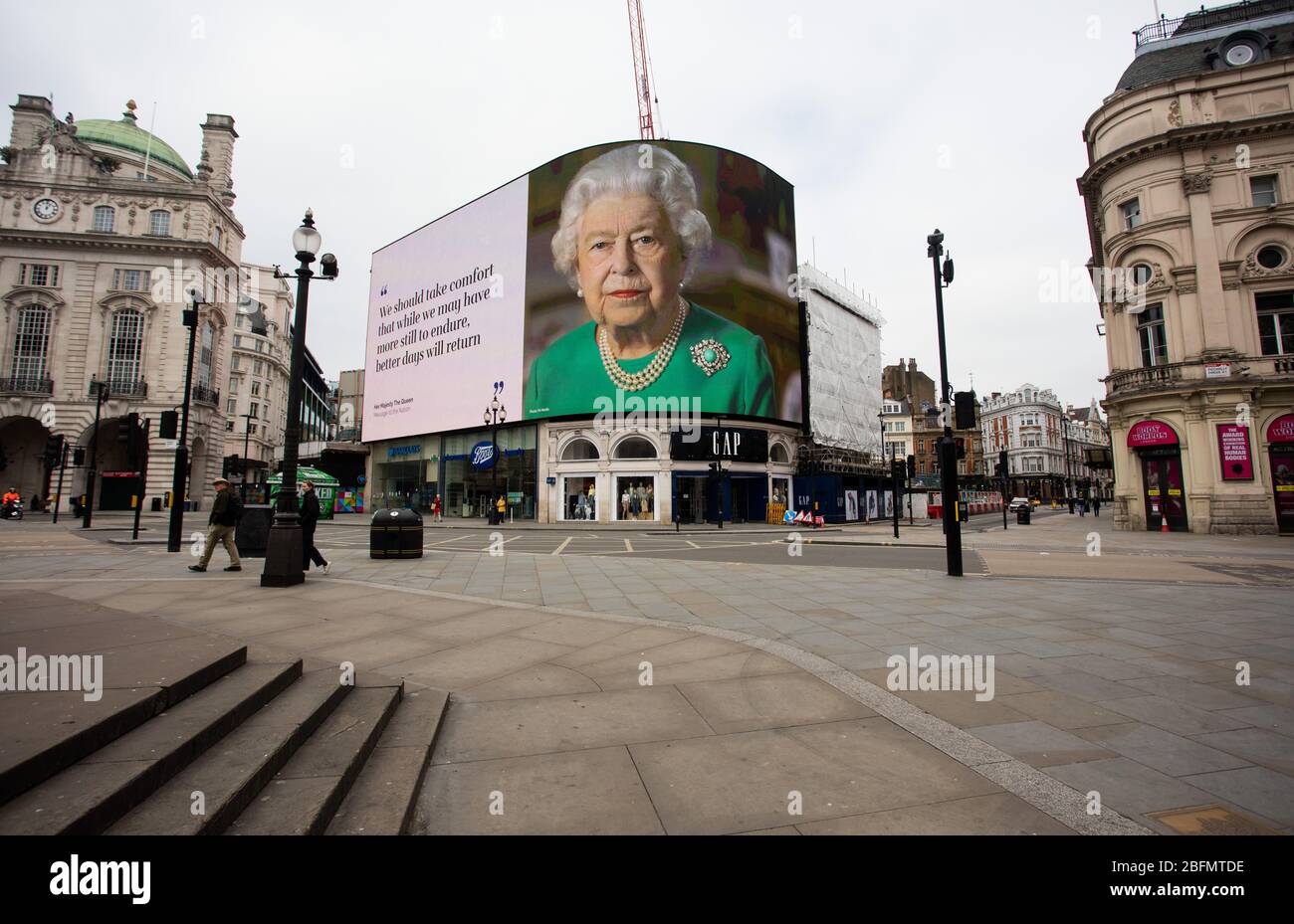 Un messaggio di sua Maestà la Regina è visualizzato sullo schermo pubblicitario nel circo piccadilly, nel centro di Londra, durante il blocco del coronavirus in t. Foto Stock