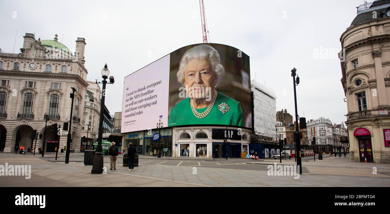 Un messaggio di sua Maestà la Regina è visualizzato sullo schermo pubblicitario nel circo piccadilly, nel centro di Londra, durante il blocco del coronavirus in t. Foto Stock