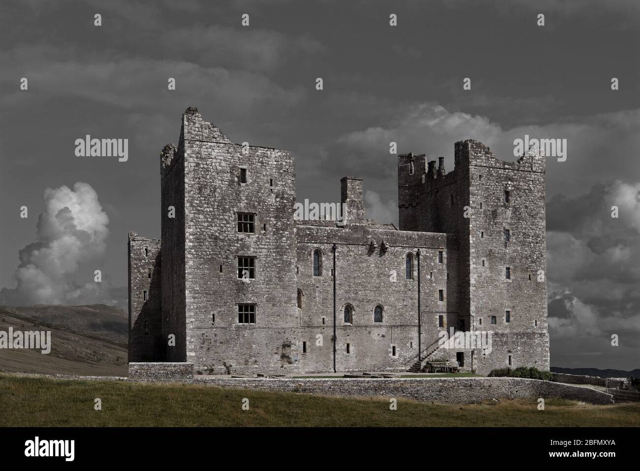 Il castello di Bolton, Yorkshire Dales, Inghilterra, fu costruito nel XIV secolo. In questa scena fantasy il cielo e il paesaggio sono stati alterati. Foto Stock