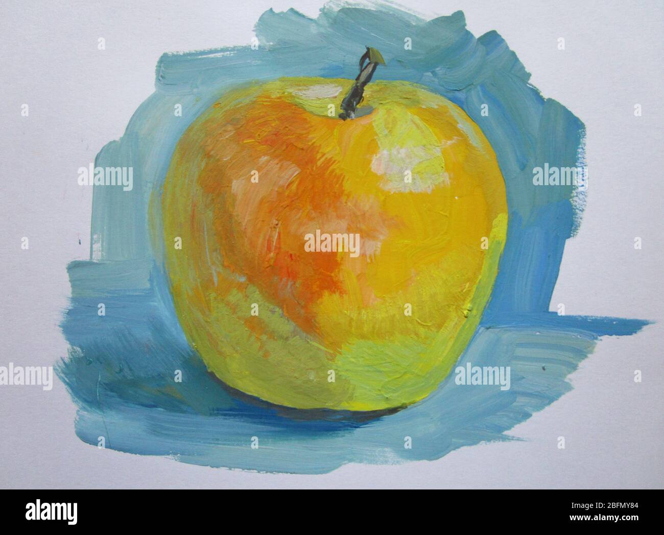 Una mela gialla su sfondo blu, illustrazione gouache Foto Stock