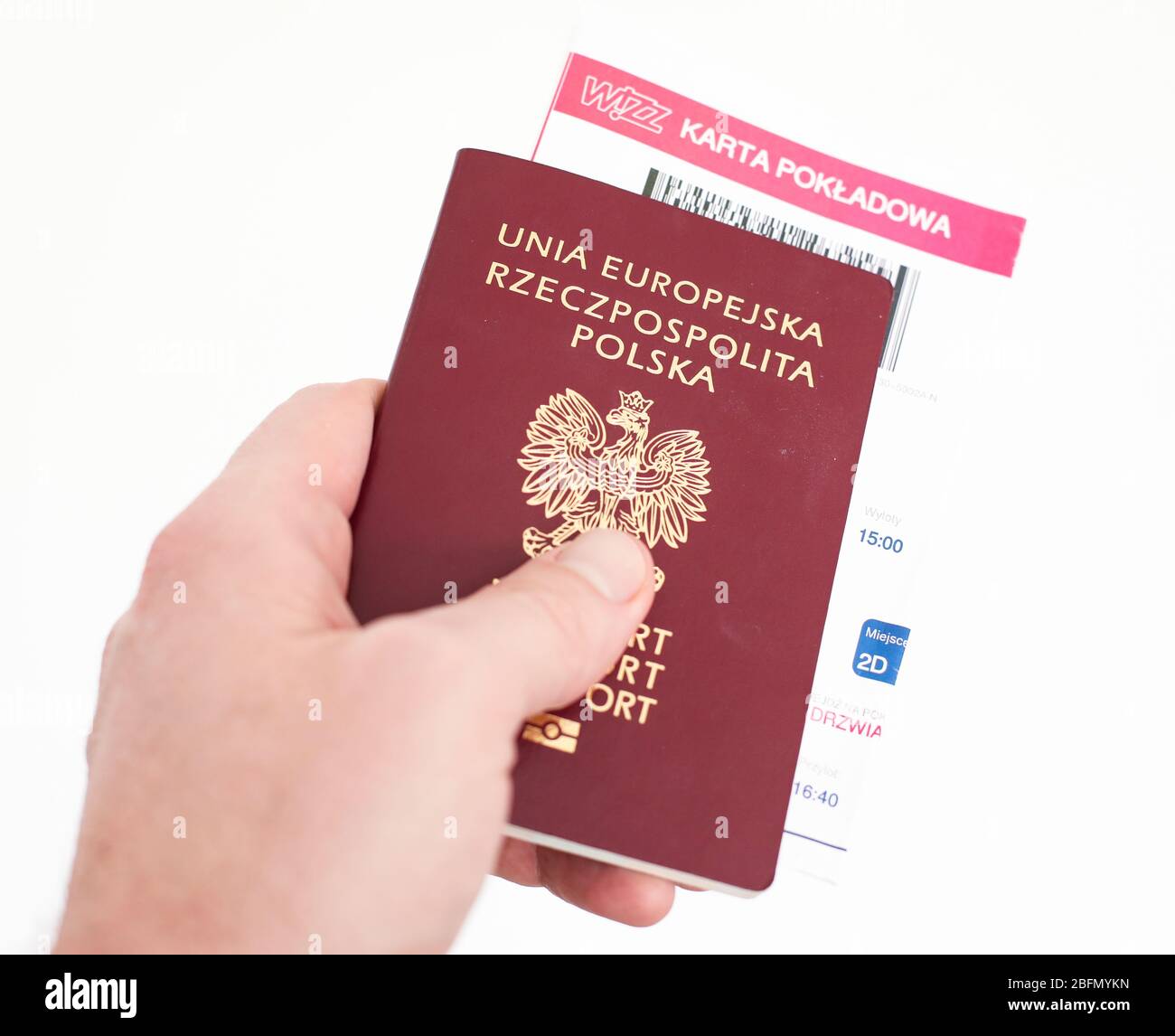 Czestochowa, Polonia - 18 aprile 2020: Passaporto dell'Unione europea Repubblica di Polonia e carta d'imbarco Wizzair sono in mano su sfondo bianco Foto Stock