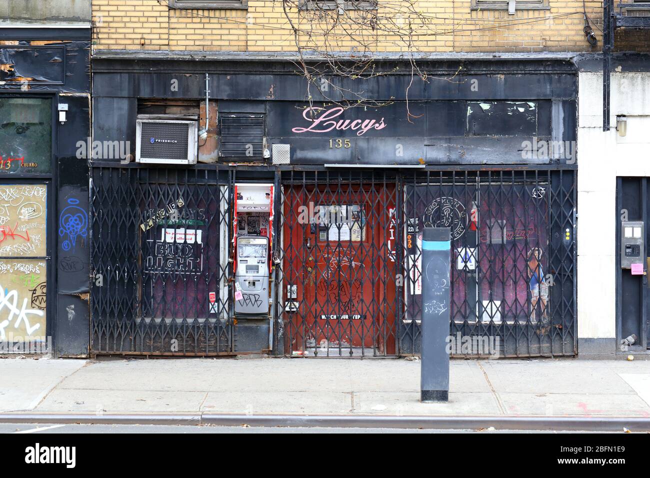 Lucy's, 135 Avenue A, New York, NYC foto di un dive bar nel quartiere East Village di Manhattan. Foto Stock
