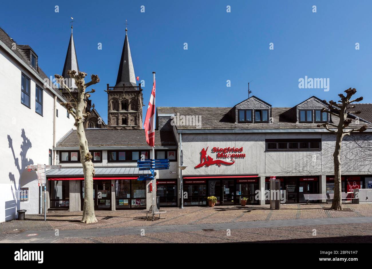 Siegfried museo Xanten, chiesa gotica di San Viktor sullo sfondo Foto Stock