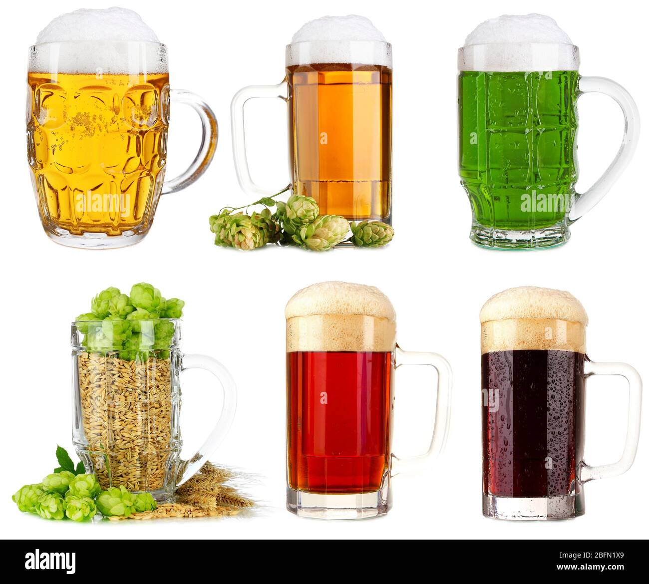 Diversi tipi di birra in tazze, isolato su bianco Foto Stock