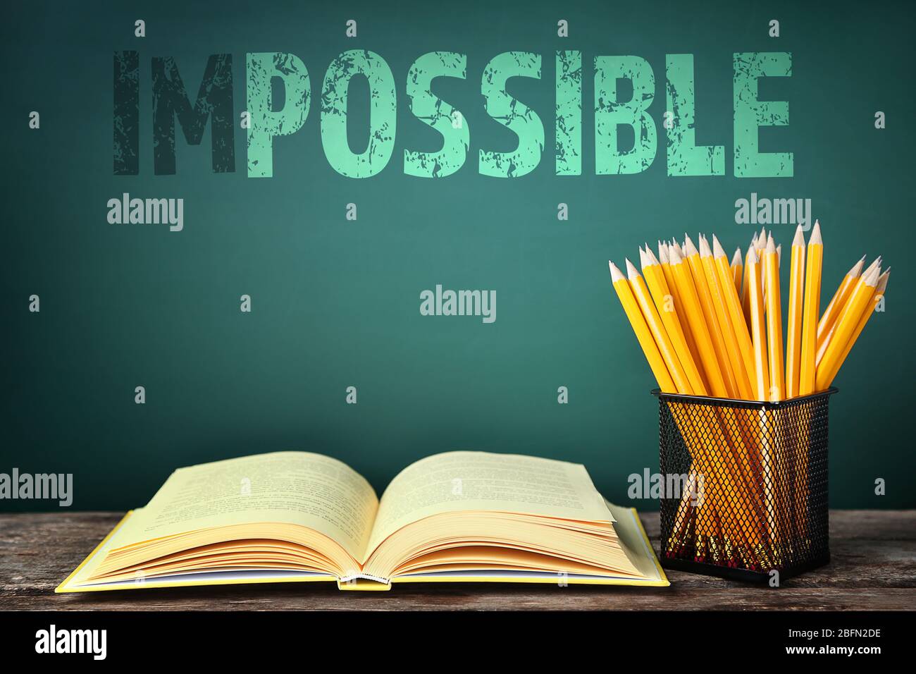 Parola impossibile trasformata in possibile su lavagna e forniture scolastiche Foto Stock