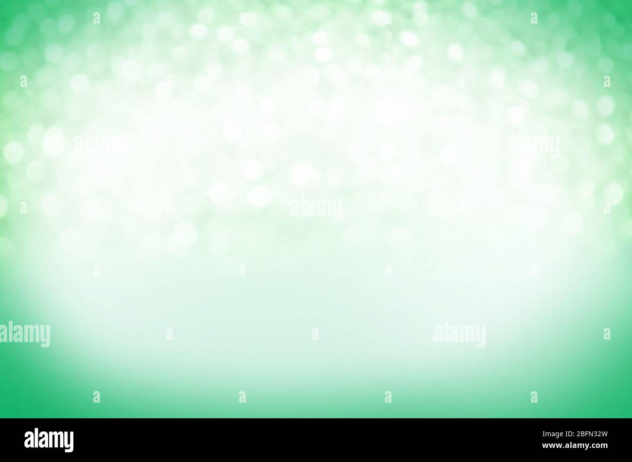 Verde bokeh natura defocus sfocatura sfondo. Sfondo astratto disfocused. Spazio per lettere Foto Stock