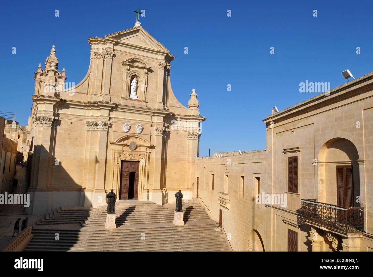 La storica Cattedrale dell'Assunzione a Victoria, la capitale dell'isola di Gozo a Malta. La chiesa storica fu dedicata nel 1716. Foto Stock