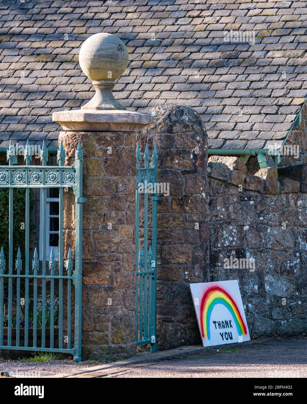 Disegno di arcobaleno che simboleggia la speranza e grazie a NHS al cancello d'ingresso con gathouse, East Lothian, Scozia, Regno Unito Foto Stock