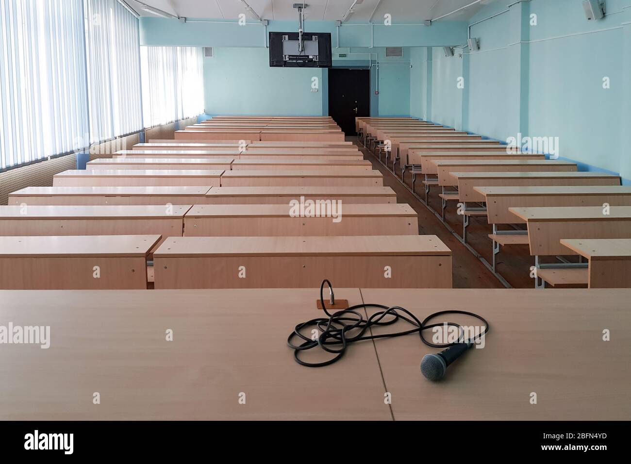 microfono su un tavolo in una classe vuota per le lezioni Foto Stock