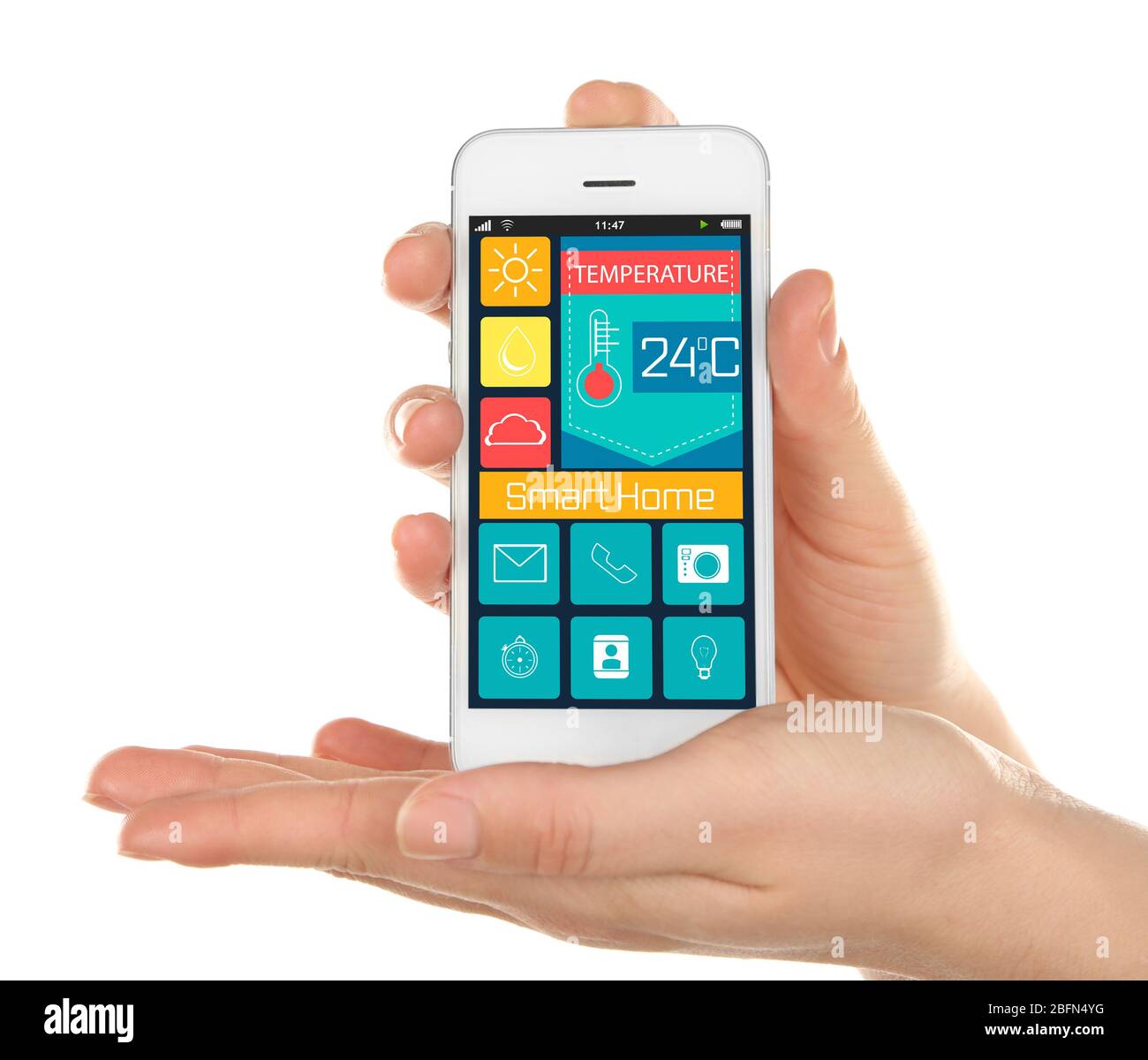 Installazione dell'applicazione Smart Home sul telefono in mano. Concetto di controllo intelligente della casa. Foto Stock