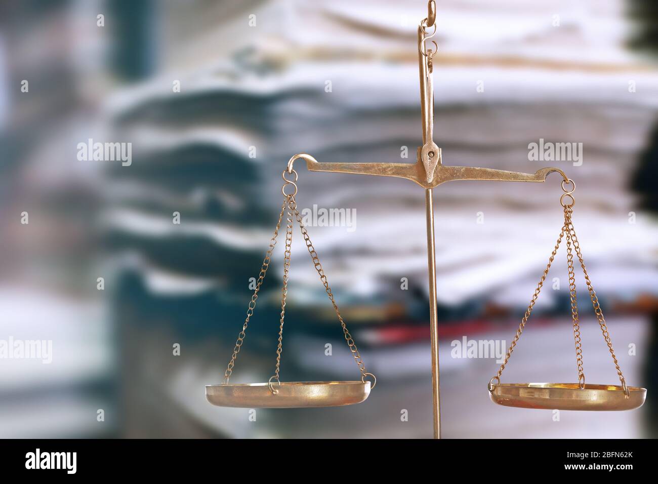 La giustizia si adatta in biblioteca Foto Stock