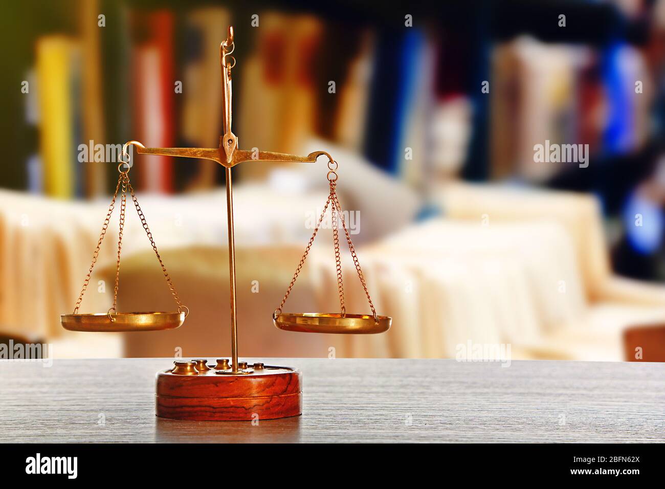 La giustizia si scala su tavolo in biblioteca Foto Stock