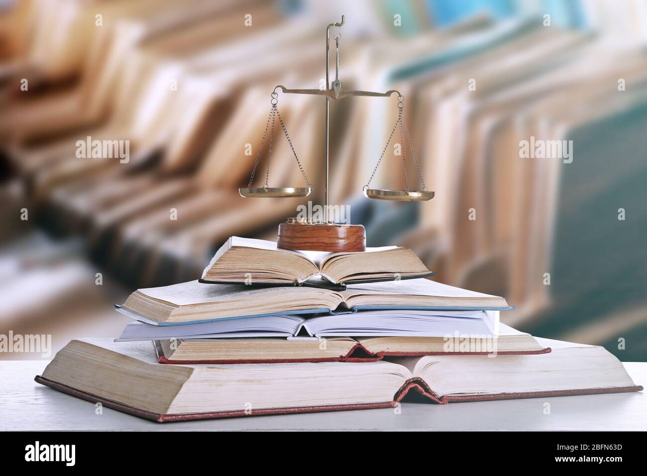 La giustizia si scala su tavolo in biblioteca Foto Stock