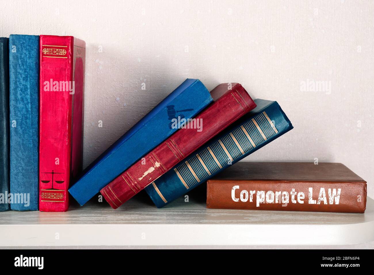 Libri su scaffale, concetto di diritto societario Foto Stock