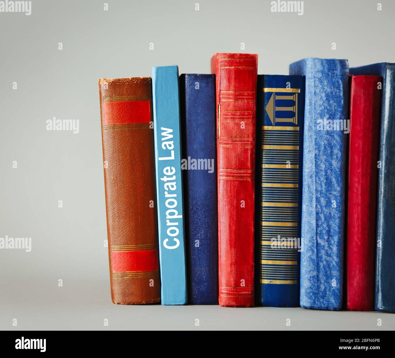 Libri su scaffale, concetto di diritto societario Foto Stock
