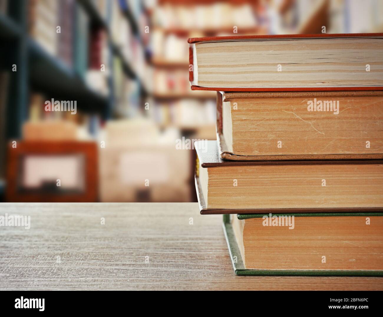 Libri alla scrivania in biblioteca. Concetto scolastico Foto Stock