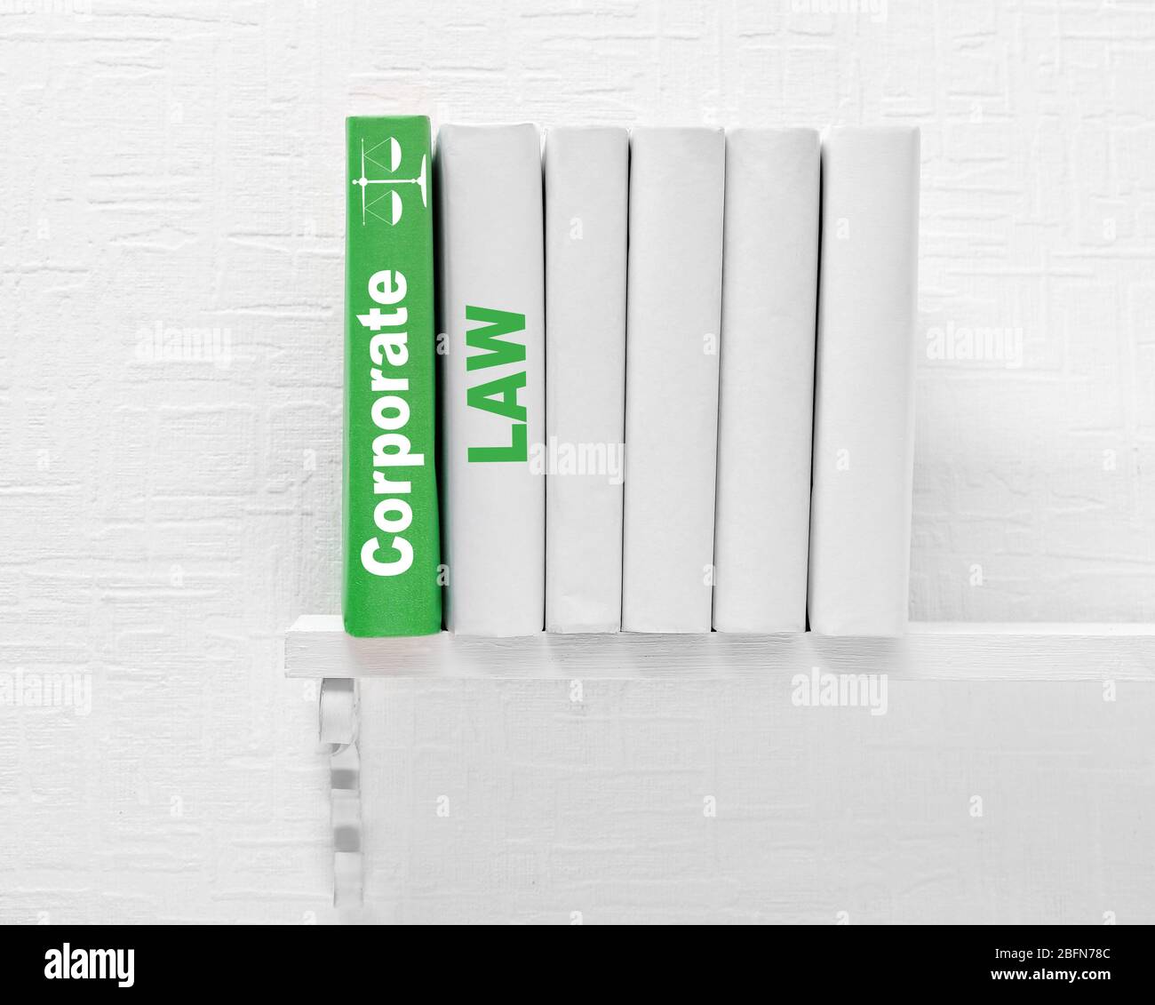 Libri su scaffale, concetto di diritto societario Foto Stock
