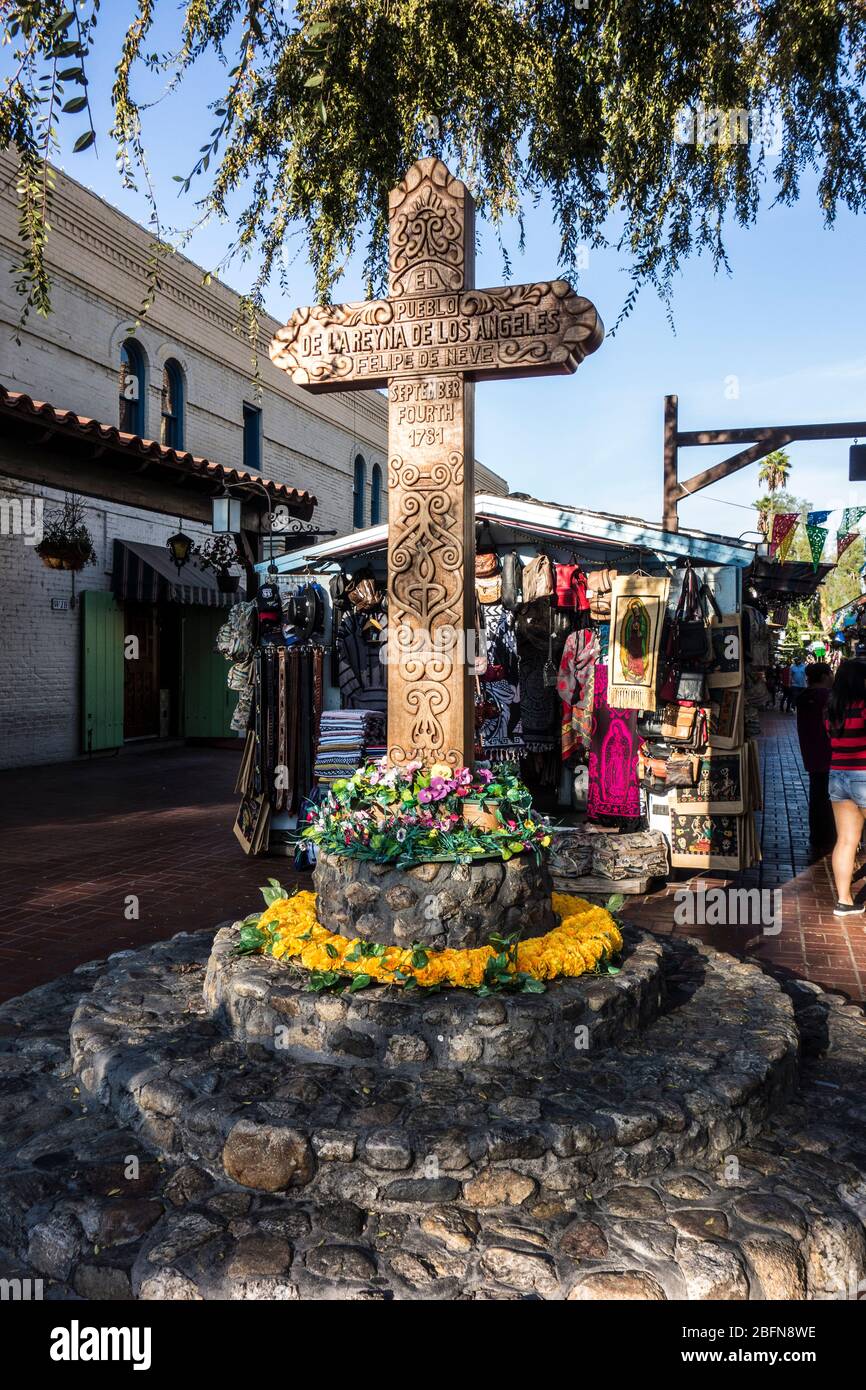 Croce in legno intagliato, commemorando Felipe de neve, Governatore della California spagnola, Olvera Street, Los Angeles Plaza Historic District, Los Angeles, California Foto Stock