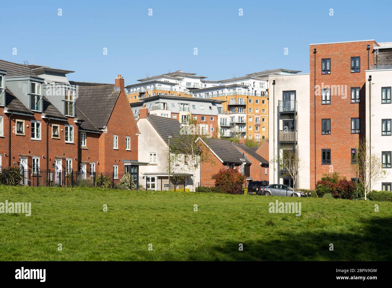 Case a schiera miste, case semi-indipendenti e appartamenti a Sinclair Drive e Winterthur Way nel centro di Basingstoke, Basingstoke, Hampshire, UK Foto Stock