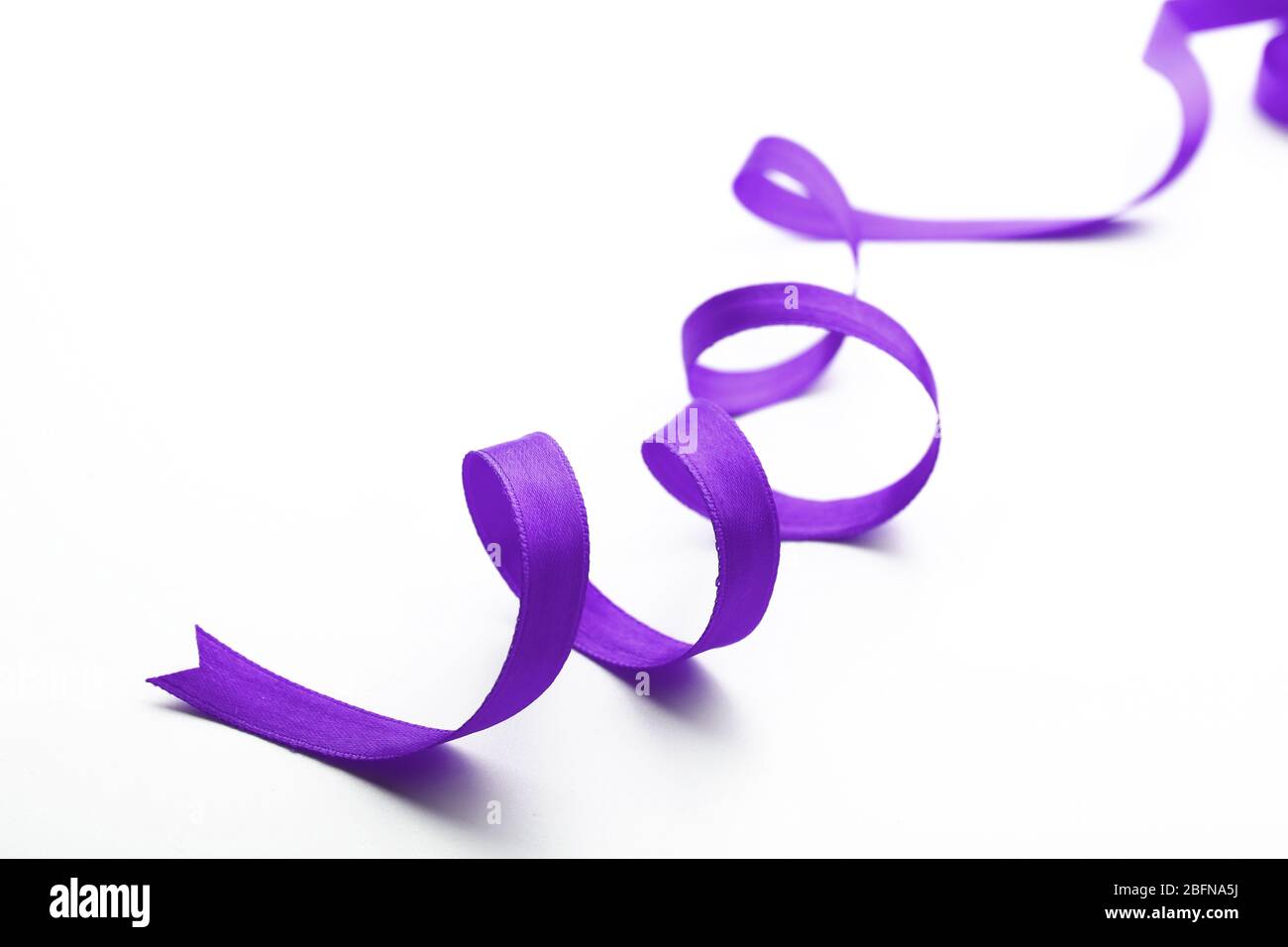 Nastro festivo su sfondo bianco Foto Stock