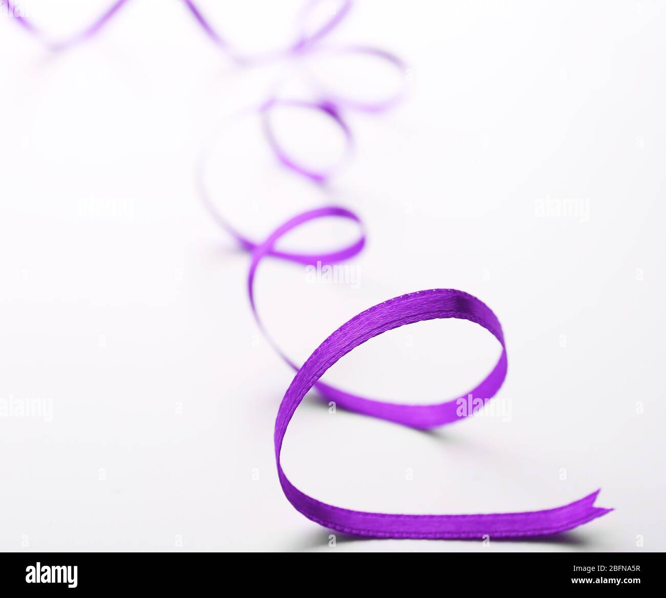 Nastro festivo su sfondo bianco Foto Stock
