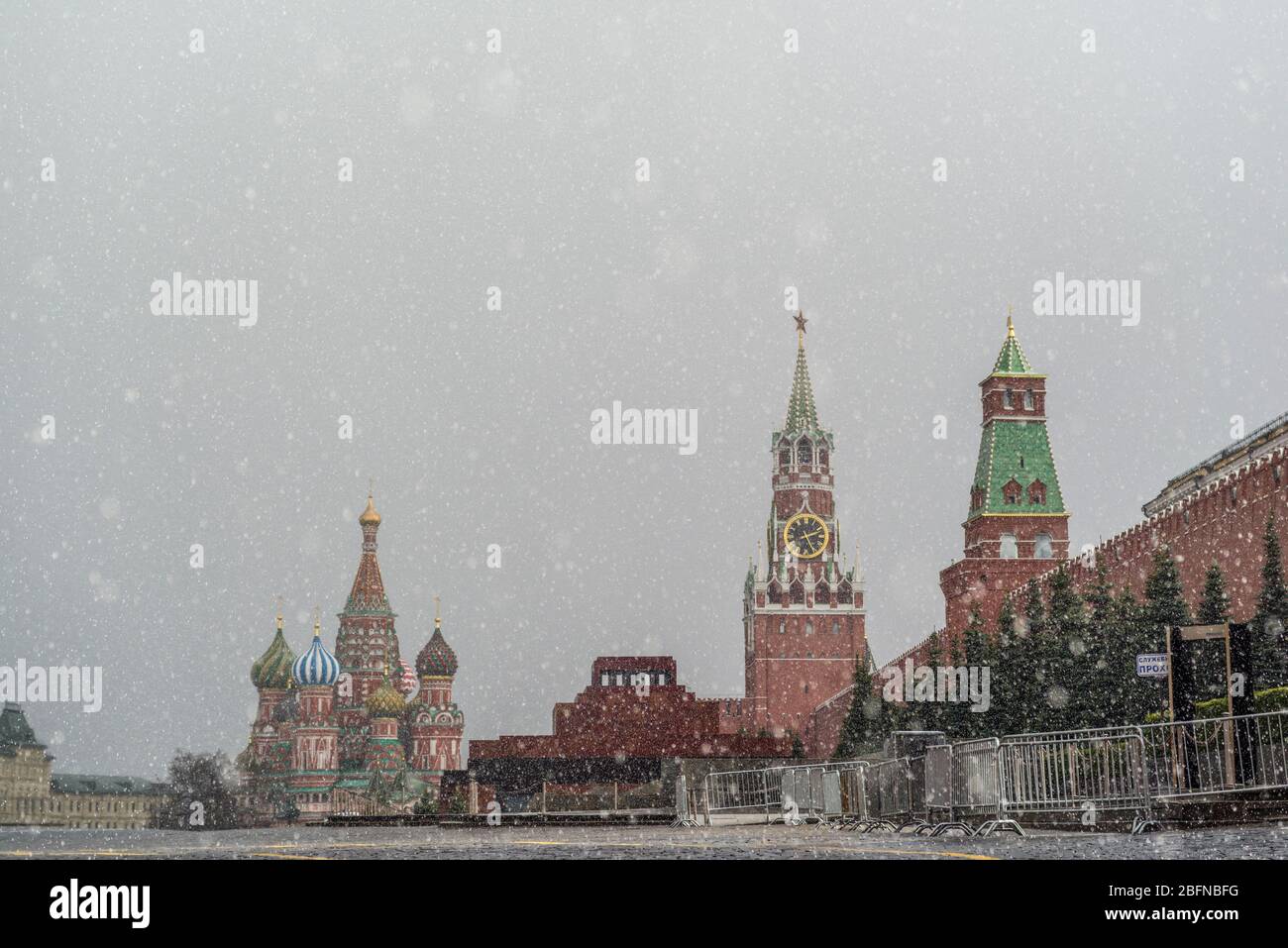 Mosca, Russia, 5 aprile 2020. Quarantena dei coronavirus, Covid-19, a Mosca neve sulla Piazza Rossa Foto Stock