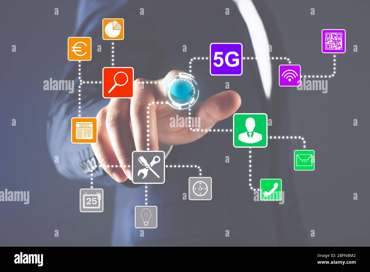 Uomo d'affari che lavora con l'applicazione di controllo intelligente su schermo virtuale. Concetto di tecnologia dell'innovazione. Foto Stock