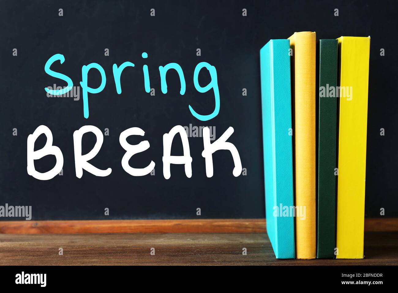 Testo ROTTURA PRIMAVERA su lavagna. Concetto di formazione supplementare Foto Stock