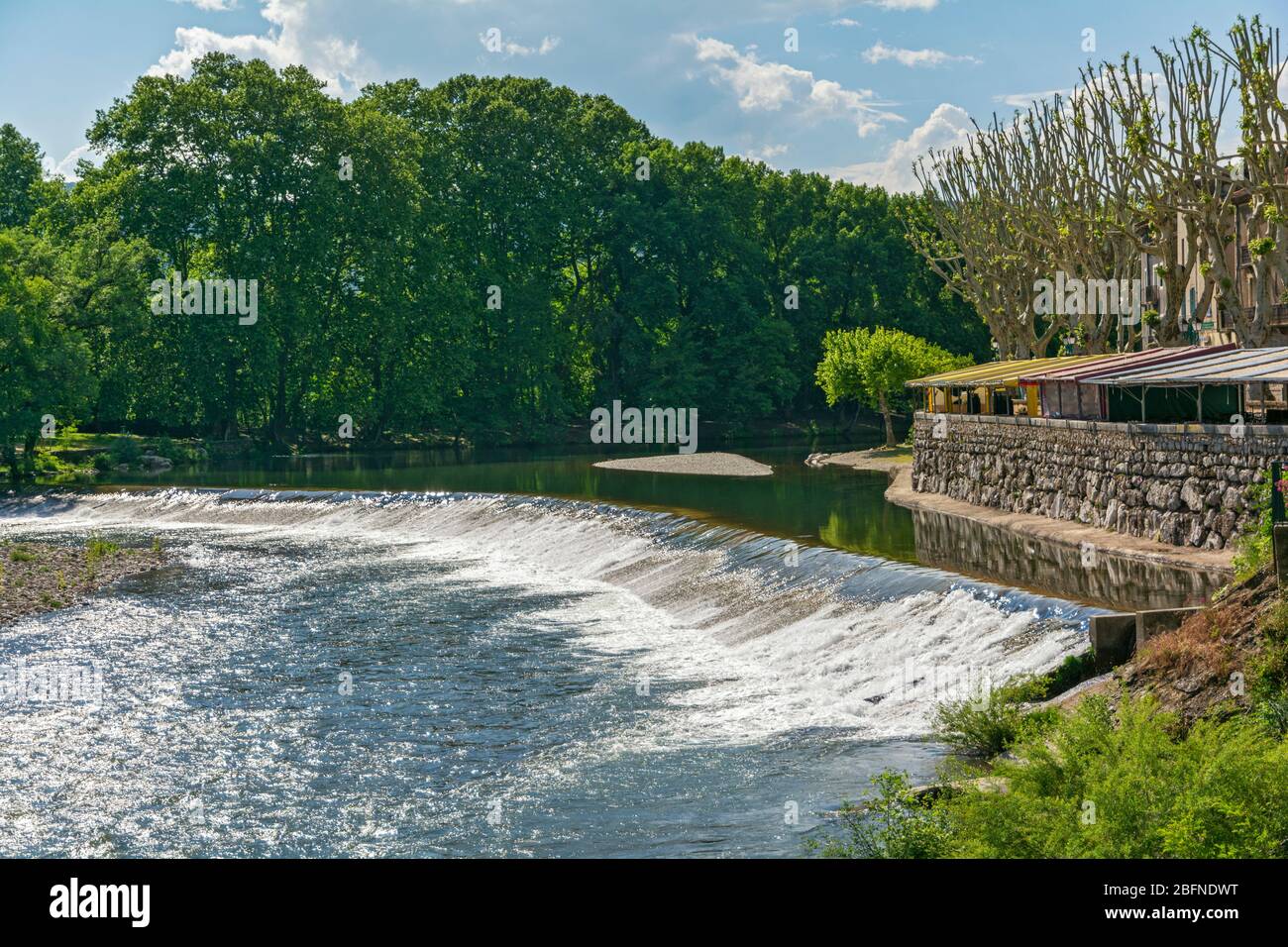 Francia, Regione Languedoc, Laroque, Herault fiume wier Foto Stock