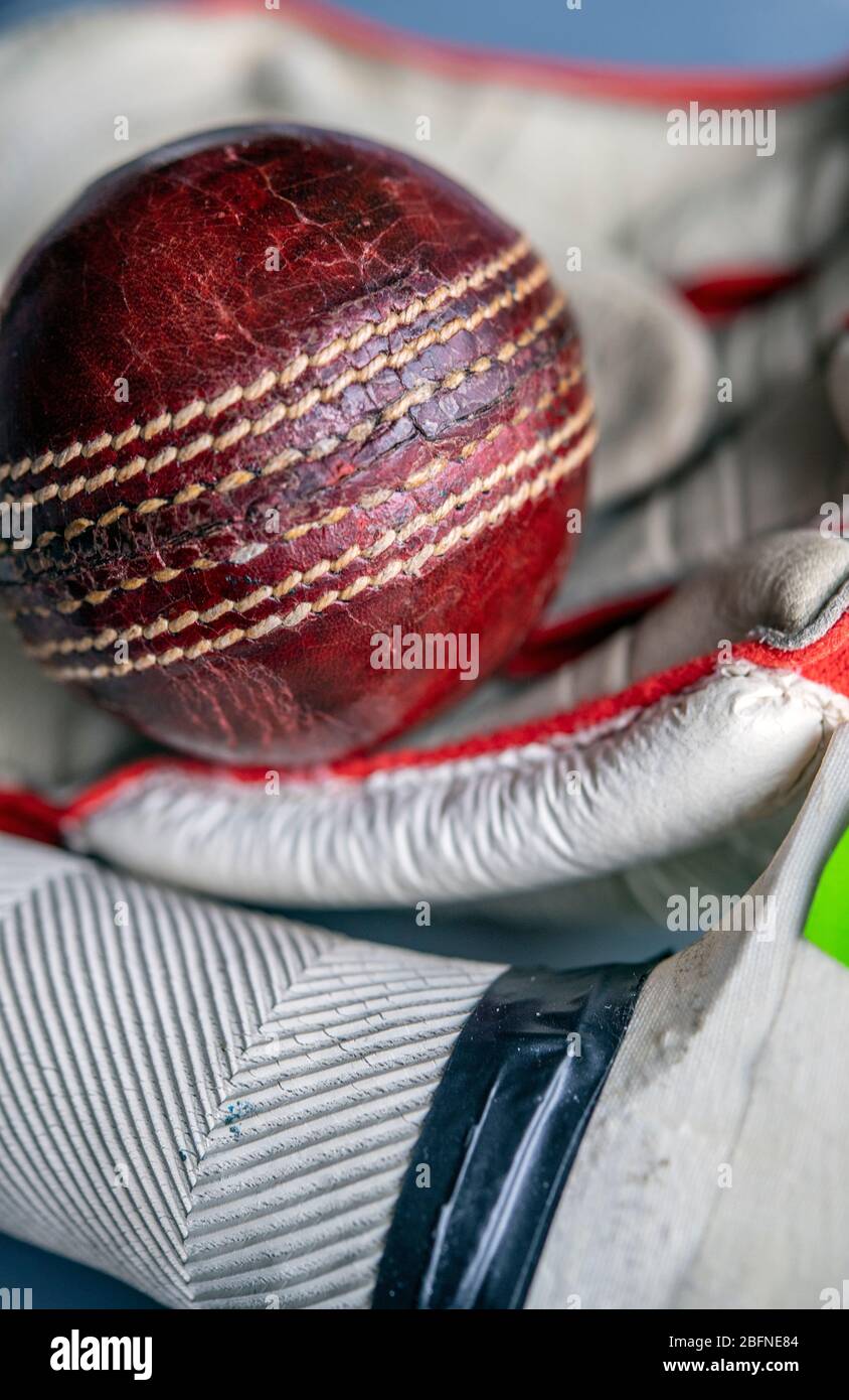 Attrezzatura di base per il cricket, che include una palla, un pipistrello e guanti Foto Stock