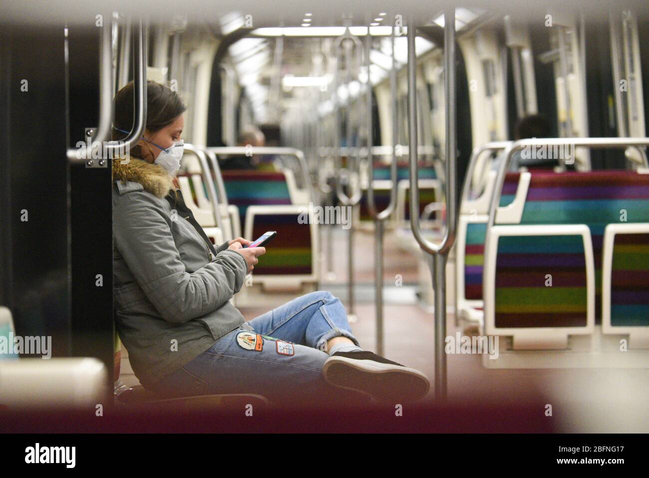 Non SONO ASSOLUTAMENTE PREVISTE VENDITE AI MEDIA FRANCESI O AGLI EDITORI - DIRITTI RISERVATI *** 25 marzo 2020 - Parigi, Francia: La metropolitana di Parigi è quasi vuota poiché è entrato in vigore un blocco per limitare la diffusione del coronavirus. Foto Stock